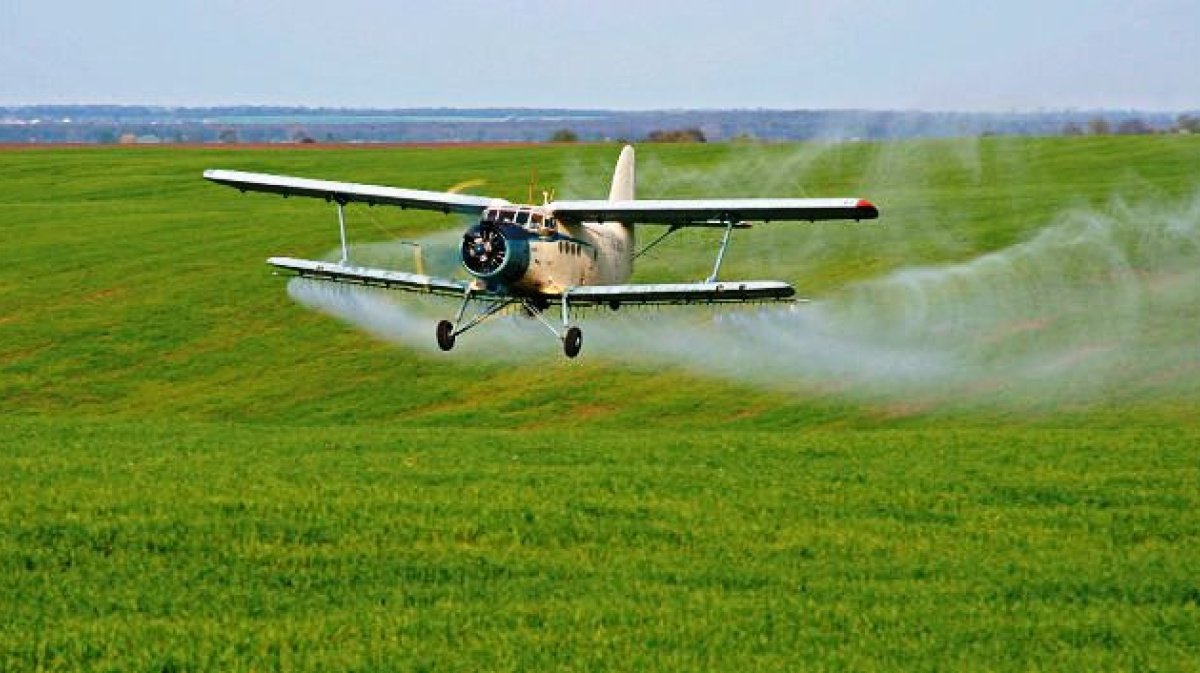 Обработка посевов сельскохозяйственных культур пестицидами.